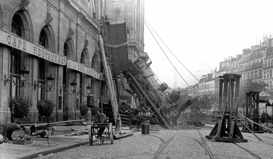 Unha locomotora de vapor despois de caer á rúa desde o segundo andar da estación de Montparnasse.